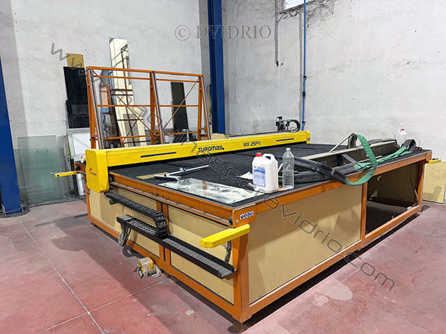 Mesa de corte Turomas usada